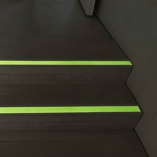 Cinta adhesiva reflectante para escaleras