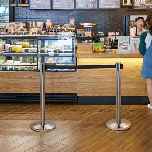 Postes separadores con cinta extensible ejemplo