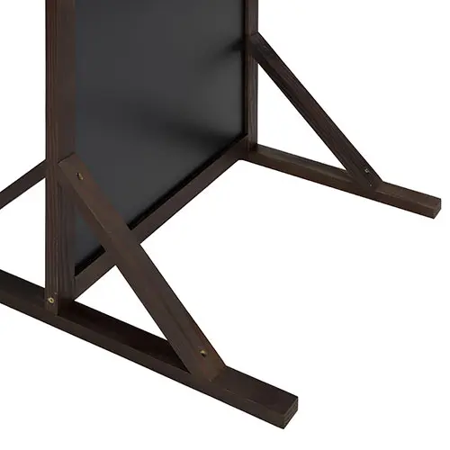 Detalle de la estructura lateral y patas reforzadas de la pizarra de doble cara para exterior.