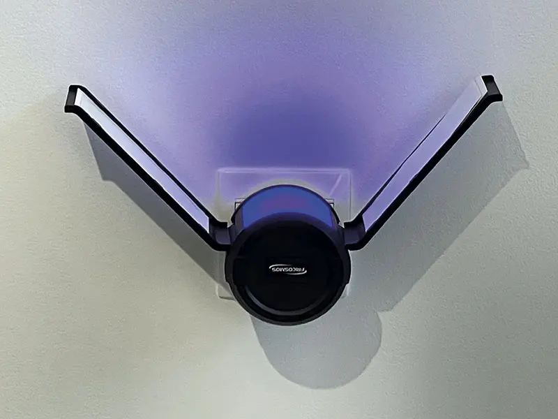 Aplique exterminador de insectos de dise&ntilde;o moderno emitiendo luz LED UV-A instalado directamente en una toma de pared.