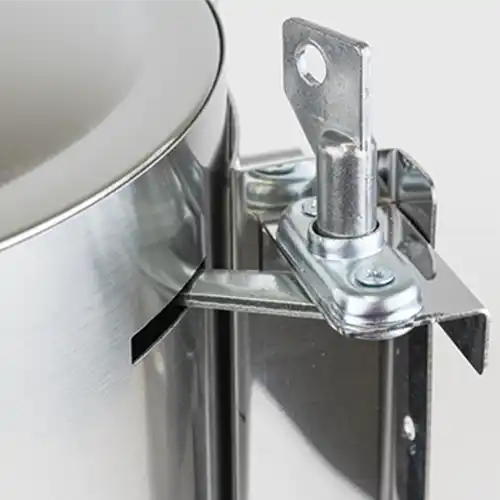 Detalle apertura dispensador inox papel mecha
