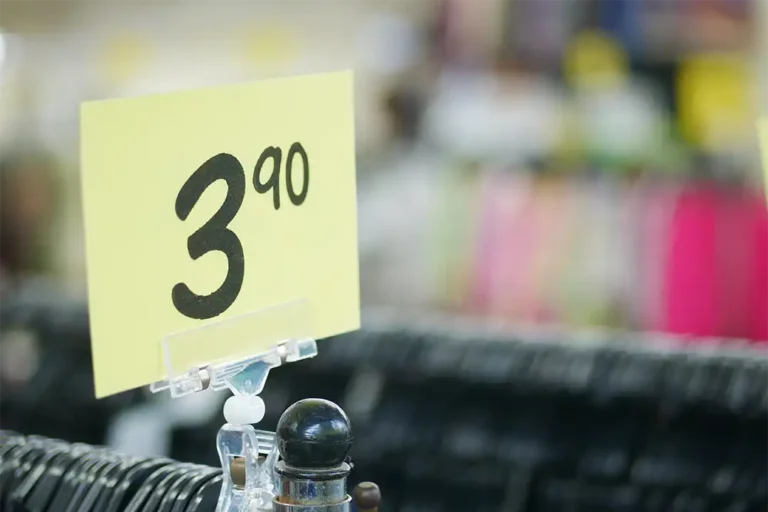 Comparativa visual entre portaprecios de pinza articulada y sistemas de perfil de carril en estanter&iacute;as de supermercado